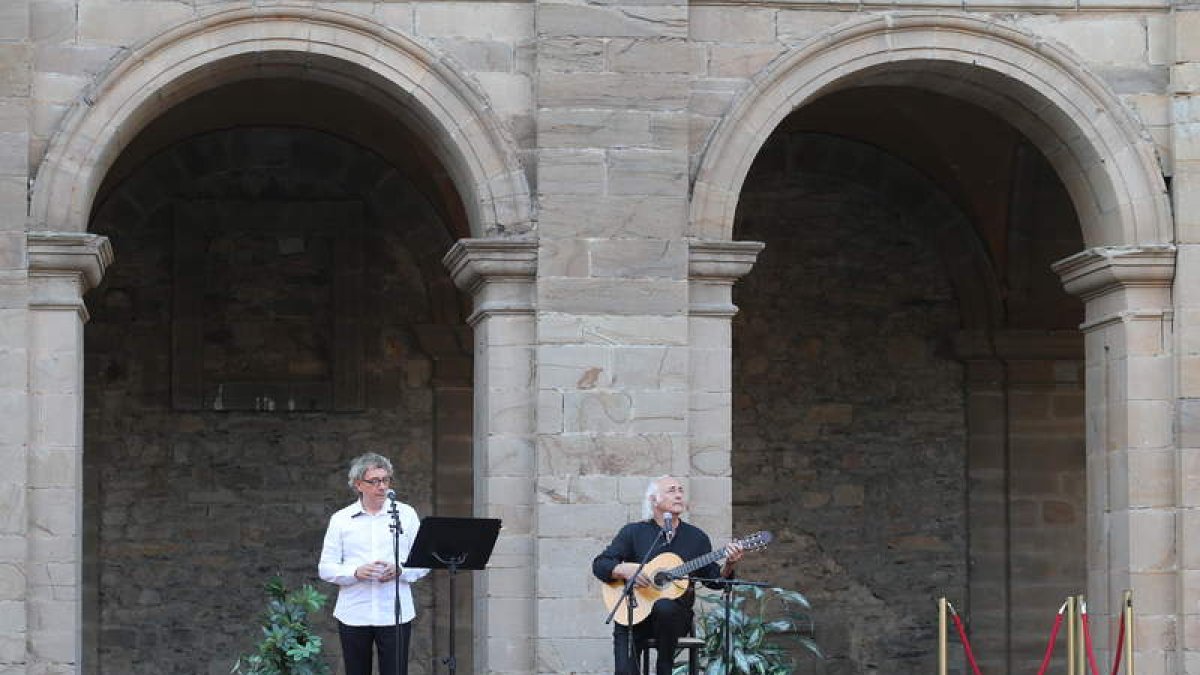 Juan Carlos Mestre y Amancio Prada, anoche en Vega.