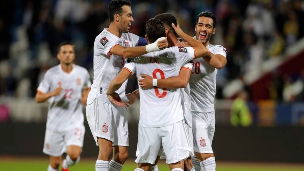 Los jugadores españoles celebran el segundo gol que cerraba la victoria frente a Kosovo. VALDRIN XHEMAJ