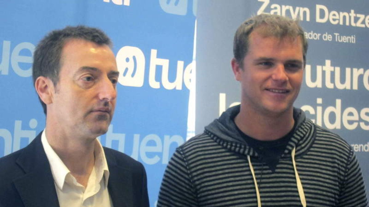Zaryn Dentzel (d), junto al editor de su libro.