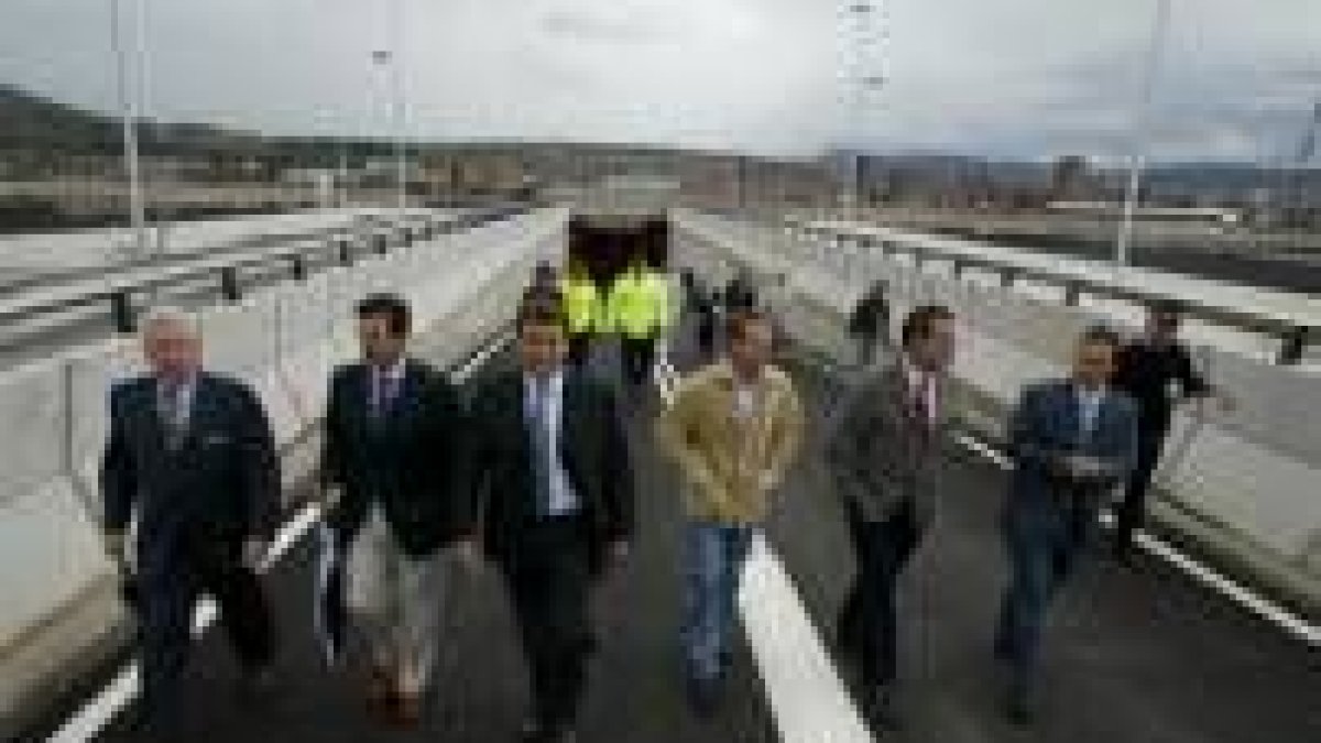 Riesco, junto a José Luis Ulibarri, Darío Martínez y Manuel Rodríguez, saliendo del paso inferior