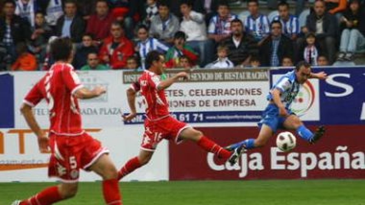 Iván Pérez jugó ayer en el interior izquierdo, pero volvió a estar algo impreciso en el juego a baló