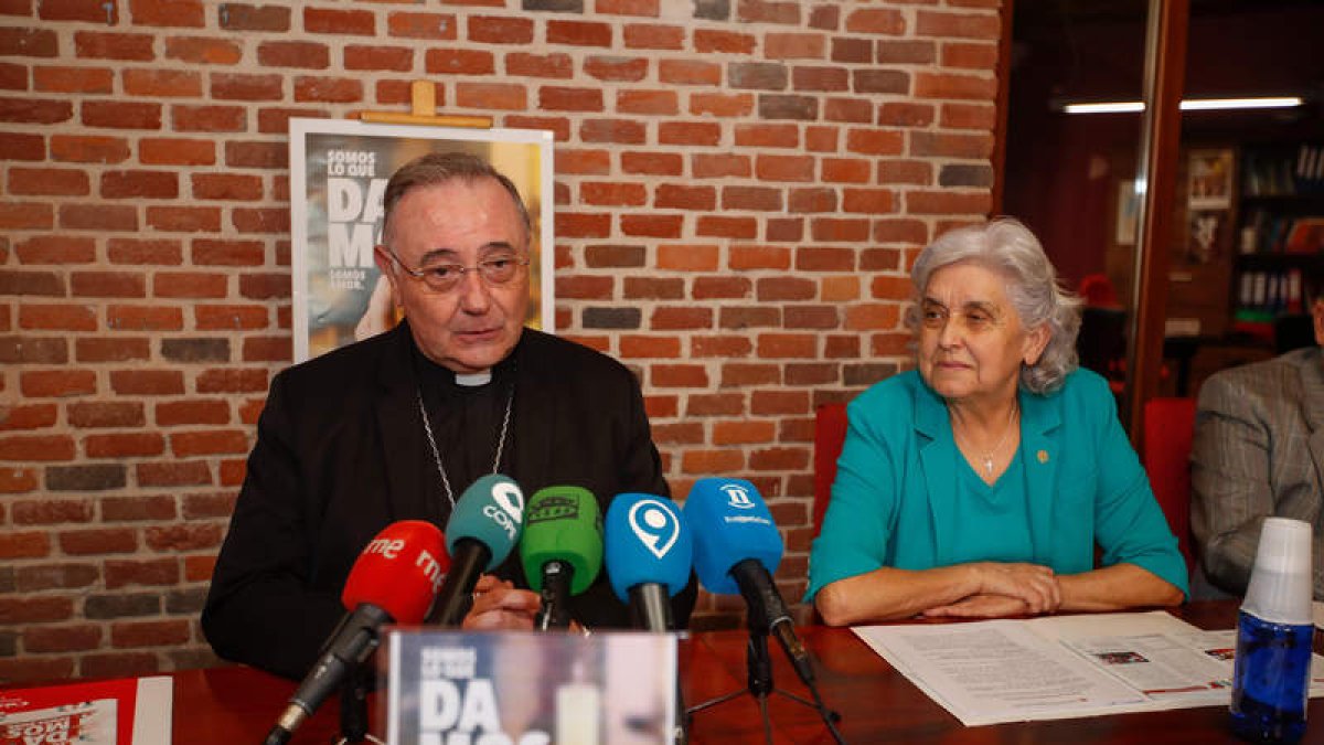 El obispo de León, Luis Ángel de las Heras, y la presidenta de Cáritas, Beatriz Gallego, ayer en rueda de prensa. MIGUEL F. B.