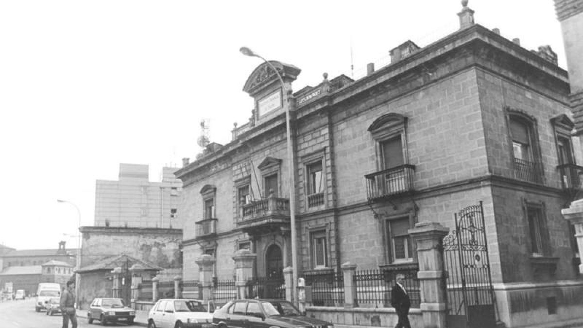 El edificio del antiguo Instituto Provincial de Higiene fue el centro en el que se celebró la primera reunión inaugural del Ateneo Leonés de Cultura, con 16 médicos constituyentes. CÉSAR