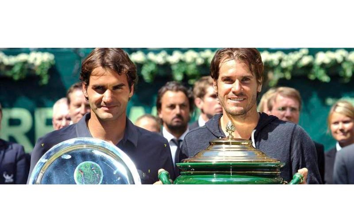 El suizo Federer y el alemán Haas con sus trofeos.