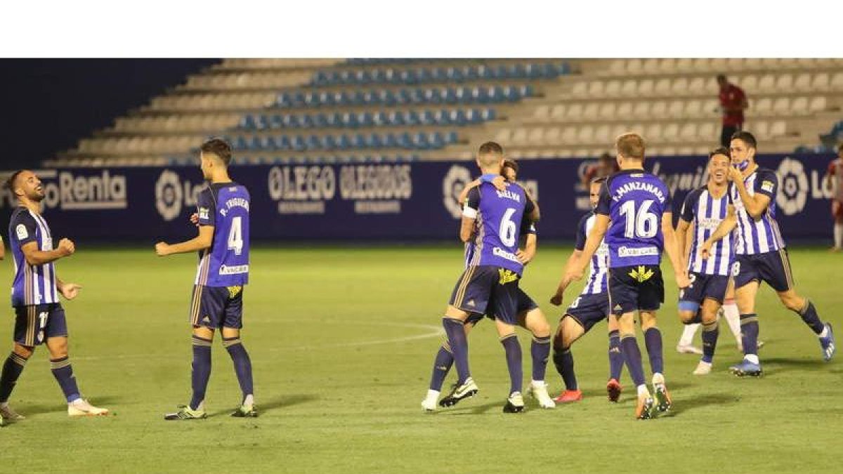 La alegría fue total y los jugadores de la Deportiva celebraron el éxito conseguido cuando se anunció que el Numancia y el RC Deportivo habían perdido. ANA F. BARREDO