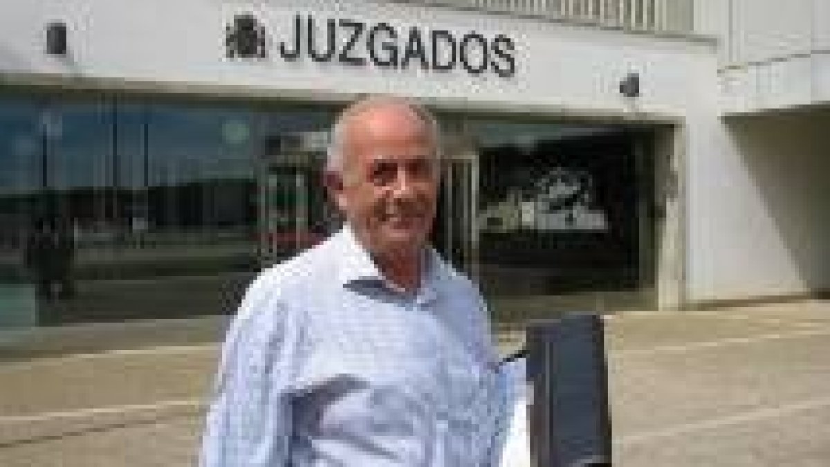 El alcalde de Laguna de Negrillos, Valentín Martínez, ayer a la salida del juzgado de La Bañeza