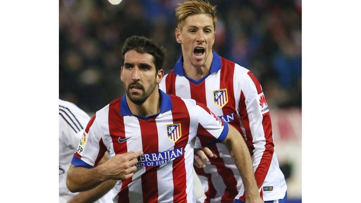 Fernando Torres, derecha, celebra el gol marcado por su compañero Raúl García, el primero frente al Real Madrid.