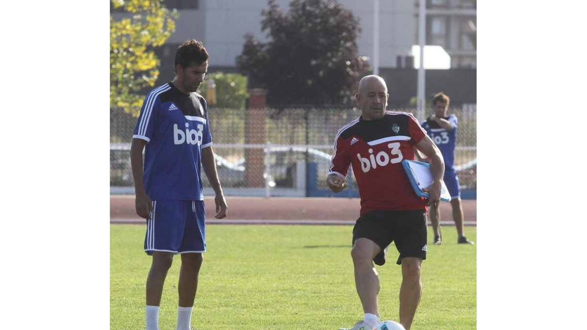 Claudio (d), junto a Juande durante un entrenamiento en el Colomán Trabado.