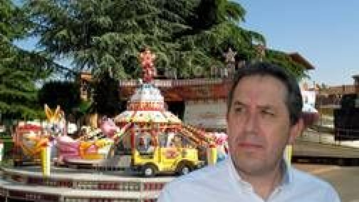 Lora junto a unas atracciones de feria, en imagen de archivo