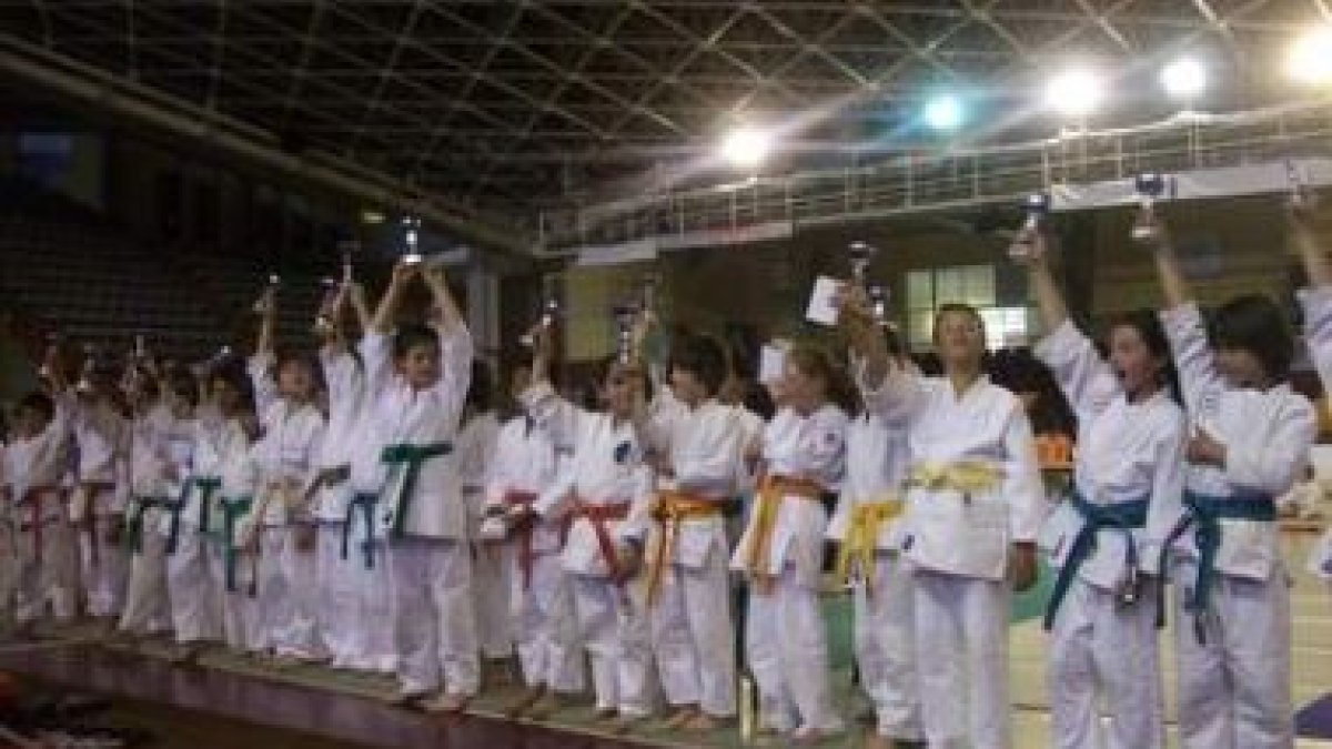 Los judocas posan al final con los trofeos logrados al término de su participación.