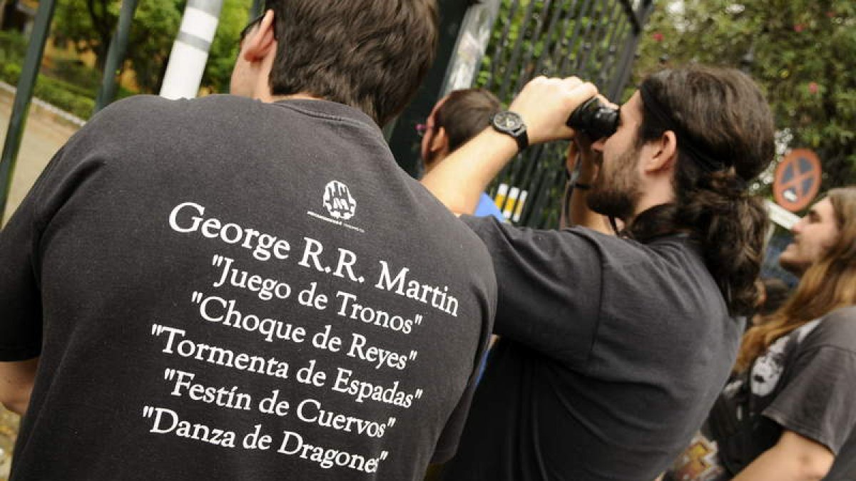 Imagen tomada durante el rodaje en Sevilla de personas que intentaban ver la grabación.