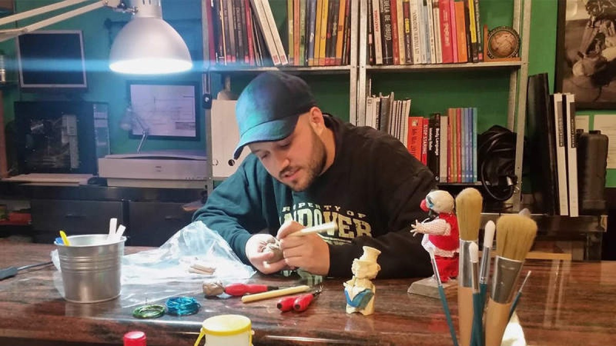 Daniel Volgy en su estudio de Ponferrada. DL