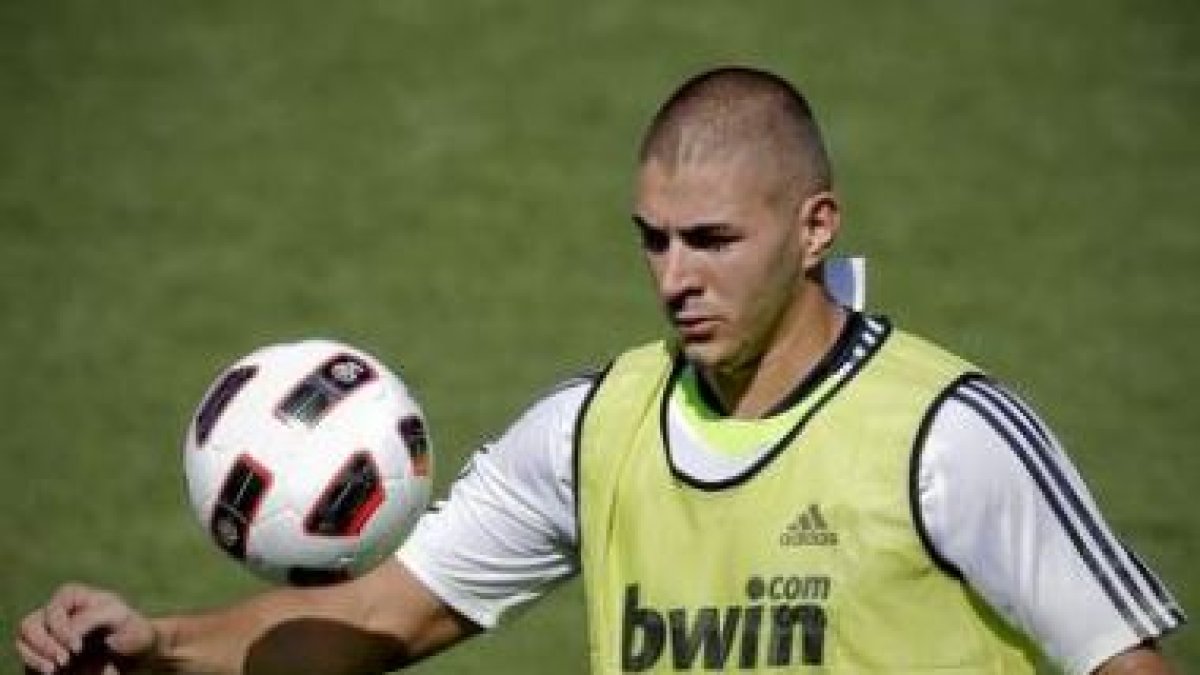 Karim Benzema en el entrenamiento de ayer en la Ciudad Deportiva de Valdebebas.