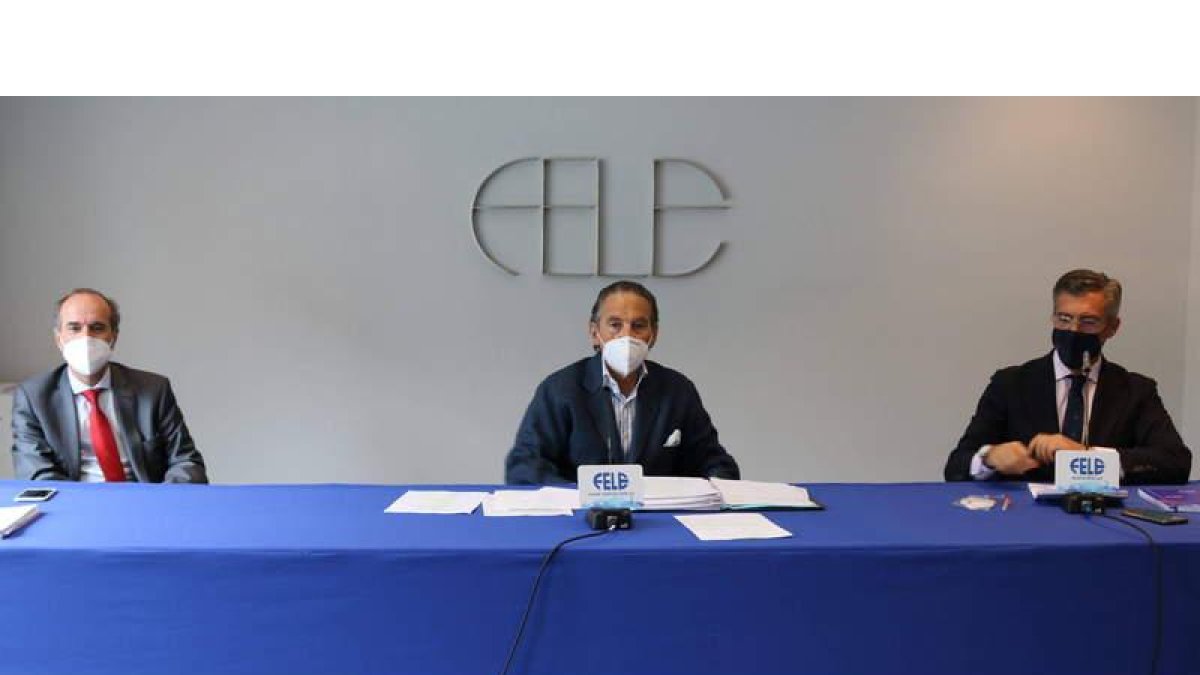 El presidente de la Fele, Javier Cepedano (a la derecha), valora la última reunión de la Mesa. DL