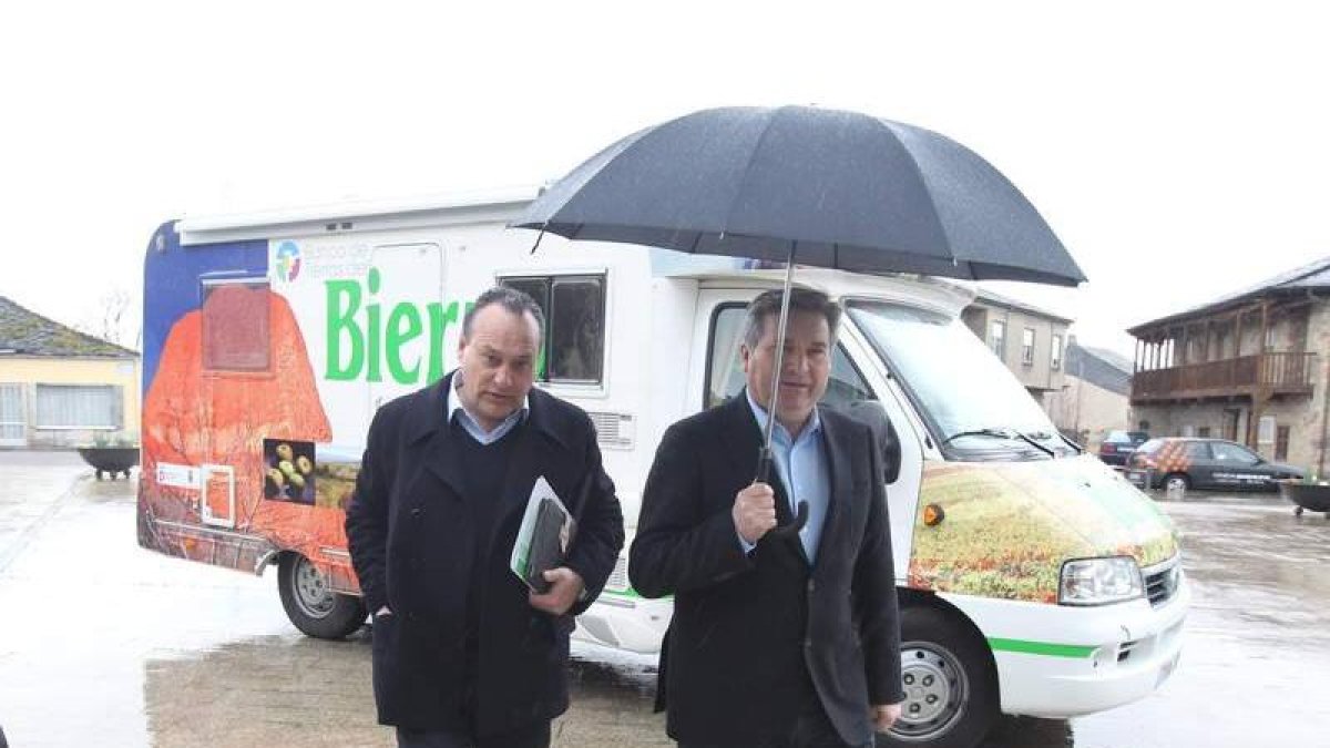 Alfonso Arias y Raúl Valcarce, minutos antes de la presentación del proyecto delante de la caravana promocional.