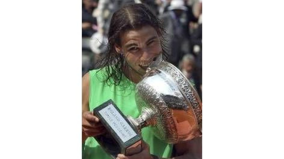 Federer con su trofeo mientras Nadal recibe la copa de manos de Borg