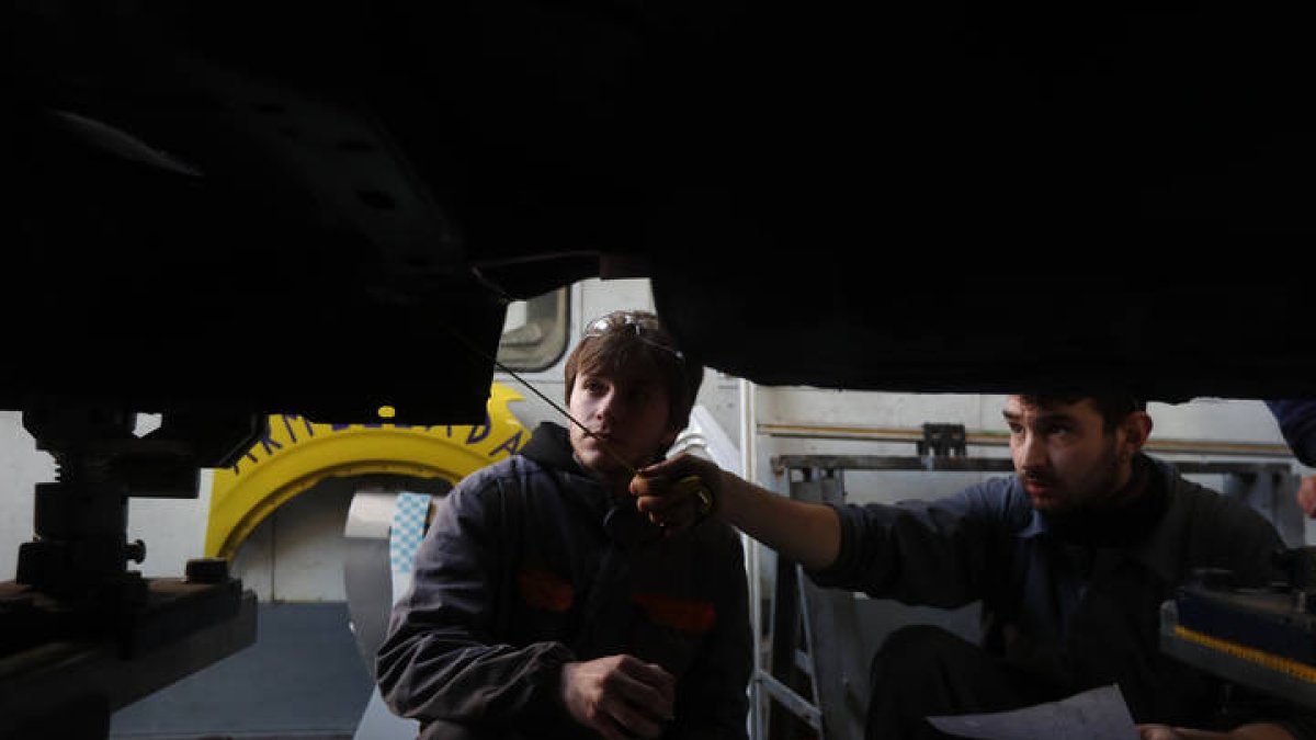 Alumnos leoneses en un ciclo de FP de la familia de mantenimiento de vehículos. DL