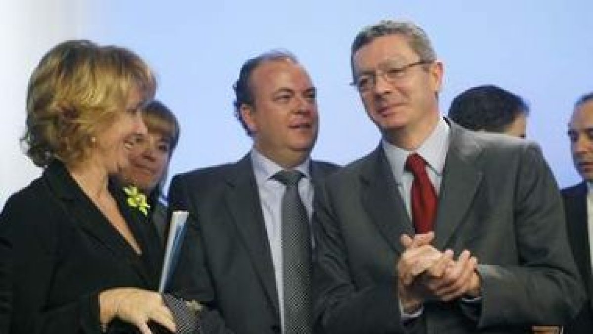 Aguirre y Gallardón, durante la reunión de la cúpula del PP