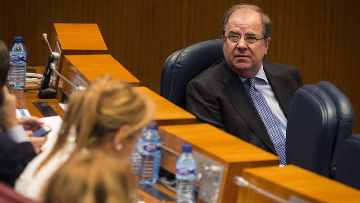 El presidente de la Junta, Juan Vicente Herrera, durante el último pleno del año en las Cortes. R. GARCÍA