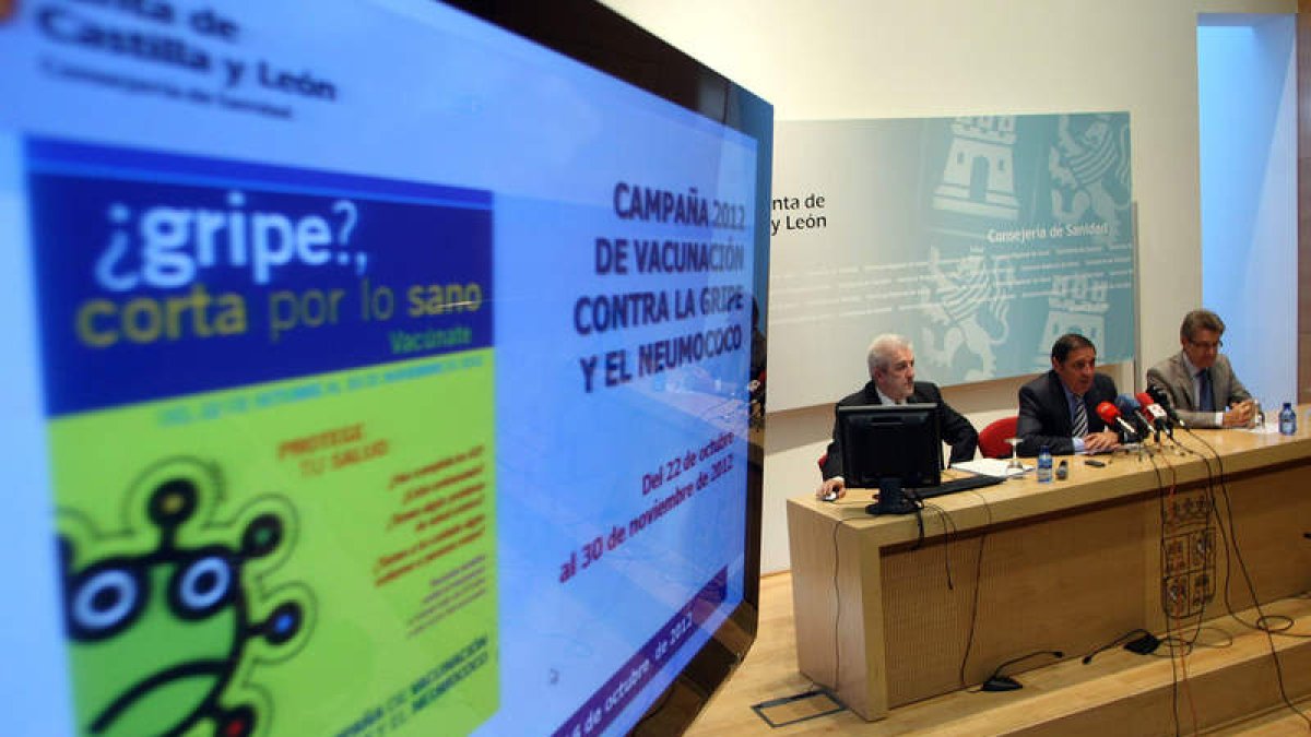 Sáenz Aguado, en el centro, presentó la campaña de vacunación en Valladolid.