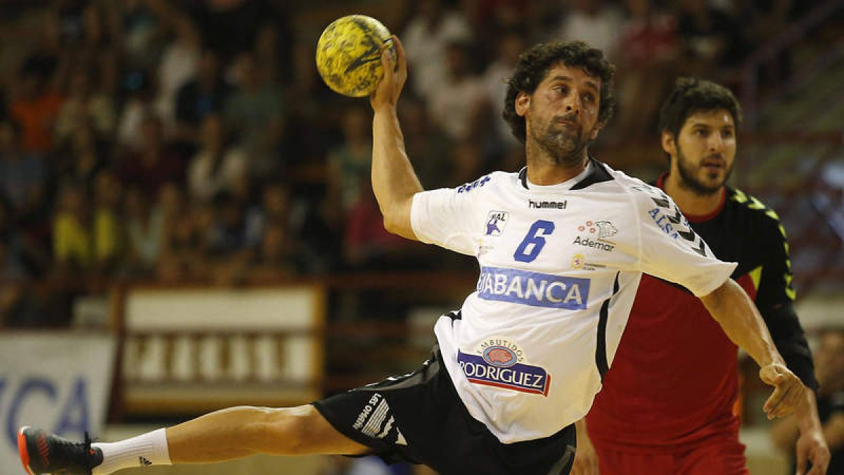 Juanín fue el máximo anotador del Abanca Ademar. El leonés se fue a los siete goles.