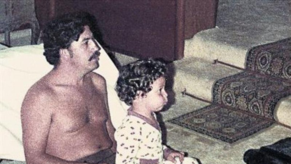 Pablo Escobar, con uno de sus hijos, en una imagen de archivo.