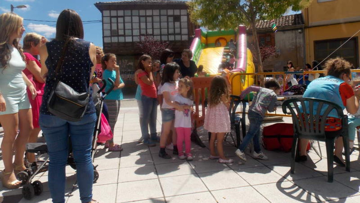 Globoflexia, hinchables y talleres para los peques (arriba). El folclore del grupo  Celada puso el color.