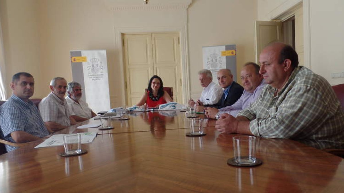 Los representantes de los ganaderos se reunieron ayer con la subdelegada Teresa Mata.