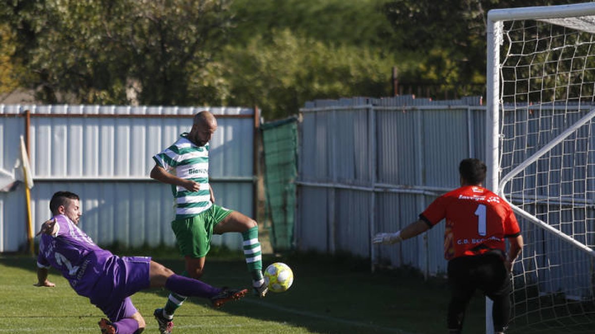 Partido de fútbol entre La Virgen y el Becerril. F. Otero Perandones.