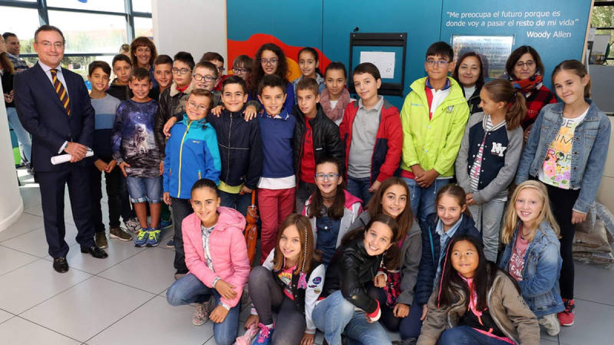 Salguero, ayer, junto a un grupo de escolares. DL