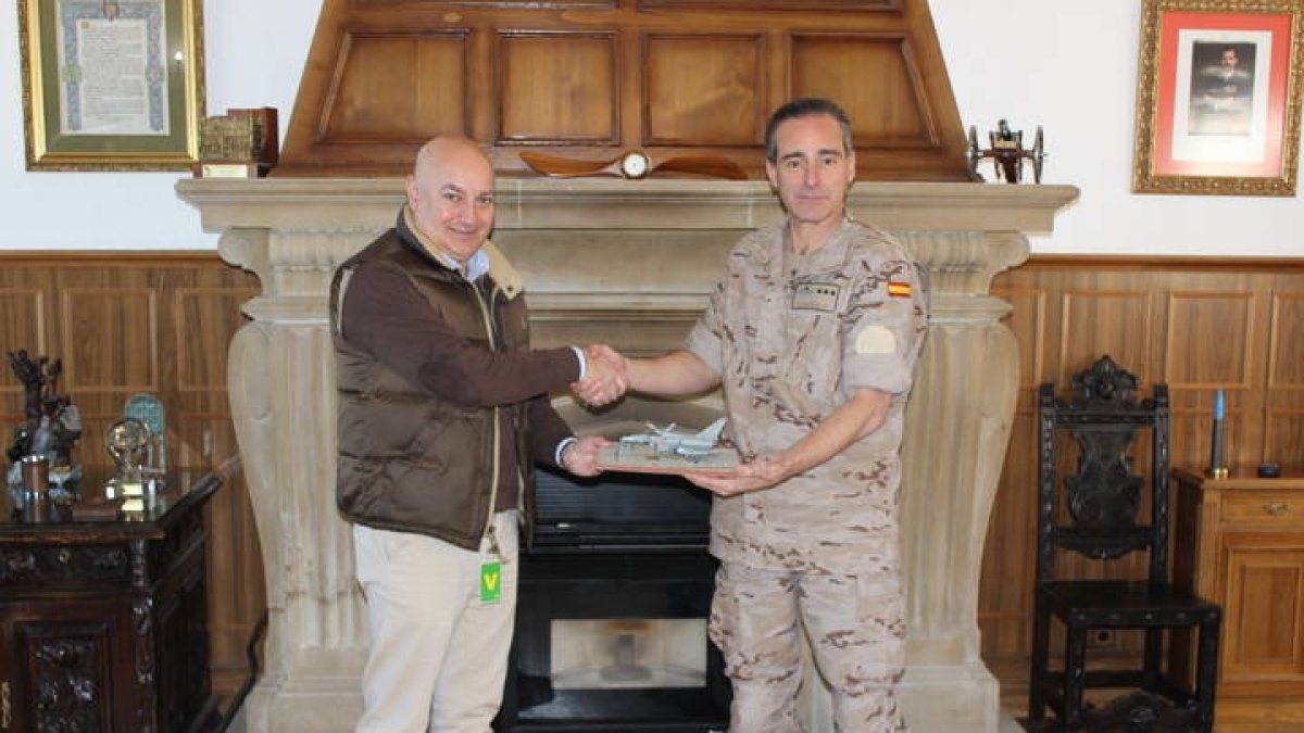 Omar Nazir junto al coronel director de la Base Aérea, Ignacio De Dompablo Ferrándiz. DL