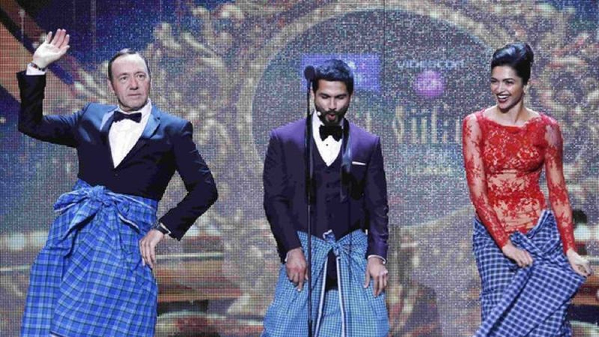 Kevin Spacey baila junto al actor Shaid Kapoor y a la actriz Deepika Padukone, en la gala de los Oscar de Bollywood, el sábado en Tampa.