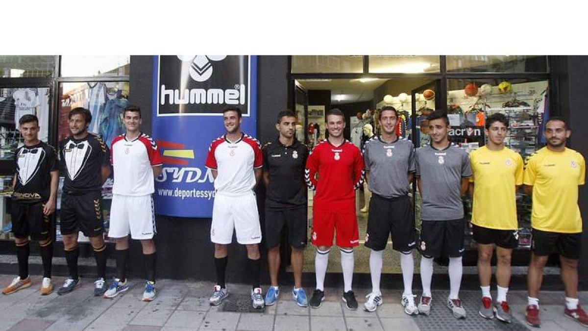 Futbolistas de la Cultural posan con las equipaciones de la próxima temporada.