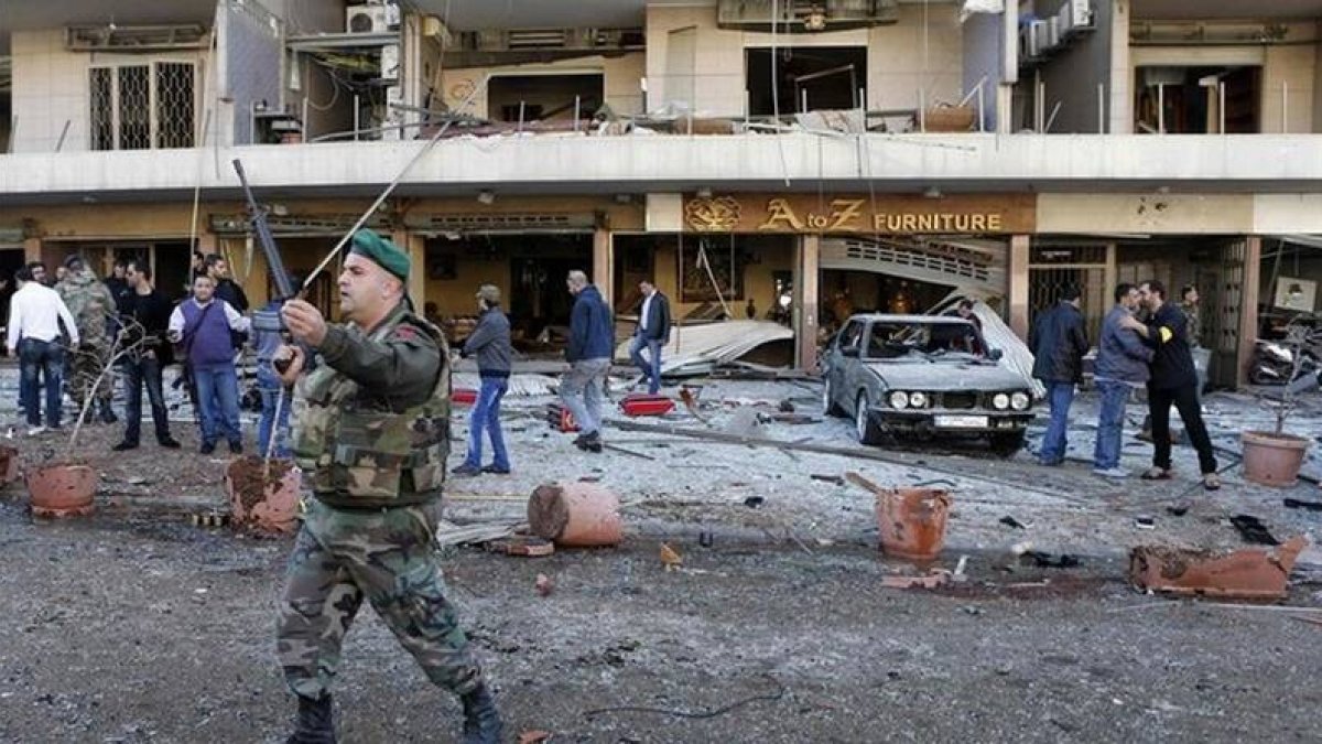Un agente de la policía en el escenario de uno de los atentados en Beirut.