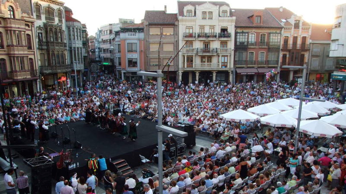 La plaza Mayor se llenó de gente para disfrutar del espectáculo de bailes regionales.