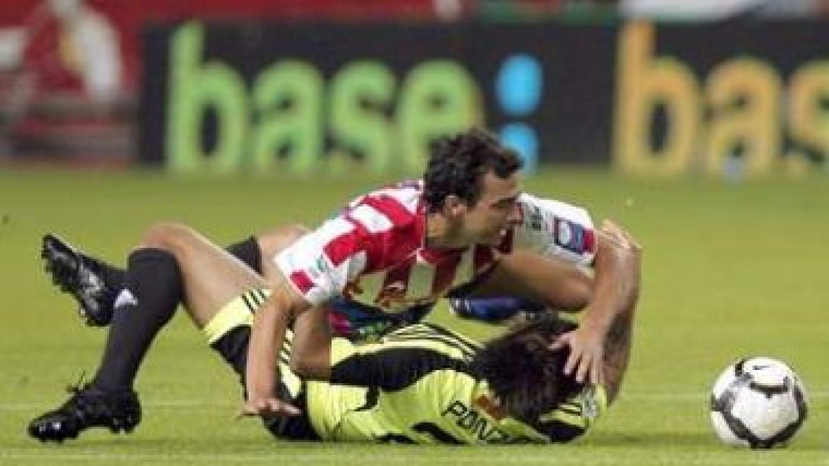 De las Cuevas lucha por el balón con Daniel Ponzio.