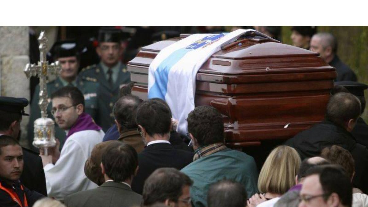 El féretro con los restos mortales de Manuel Fraga a su llegada a la iglesia parroquial de Perbes.