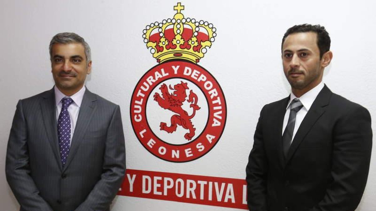 El presidente de la Cultural, Tariq Abdulaziz Al Naama, a la izquierda, junto a otro destacado dirigente de la Aspire Academy. RAMIRO