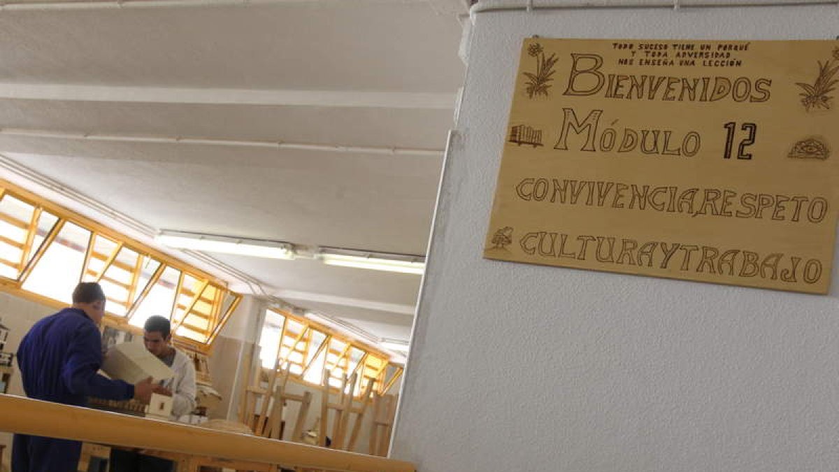 Presos de Villahierro, en León, realizando labores de trabajo en el interior de la cárcel. RAMIRO