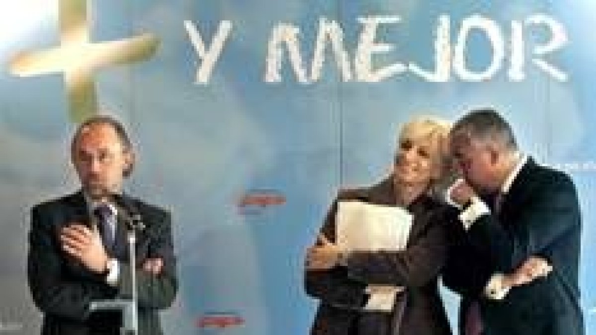 Montoro, Teófila y Arenas, ayer, tras una inauguración