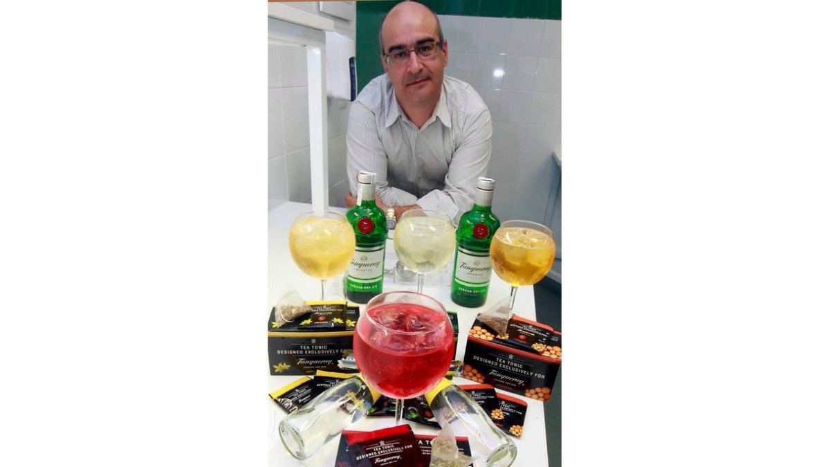 Javier Gómez, consejero delegado de Laboratorios Sanor, con los productos para Tanqueray.