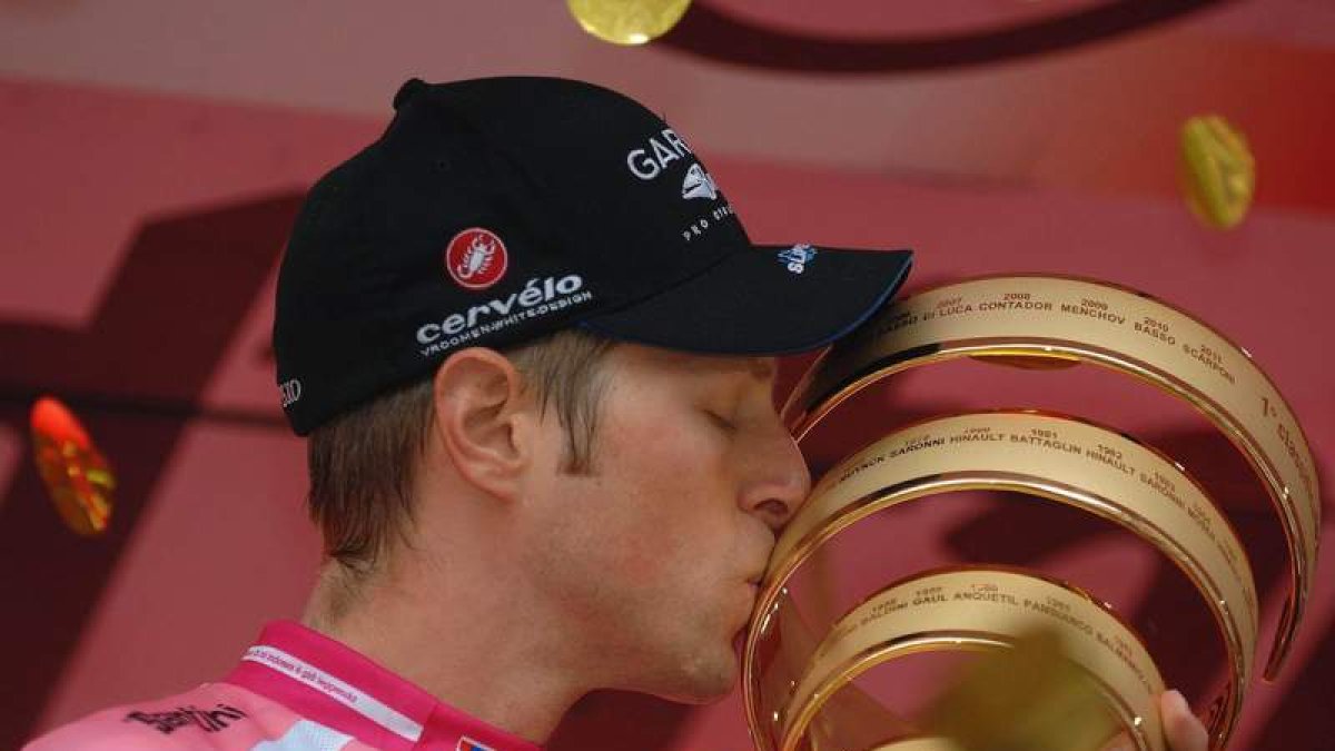 El ciclista Ryder Hesjedal, un canadiense de padres noruegos, besa el trofeo tras consagrarse campeón del Giro de Italia.