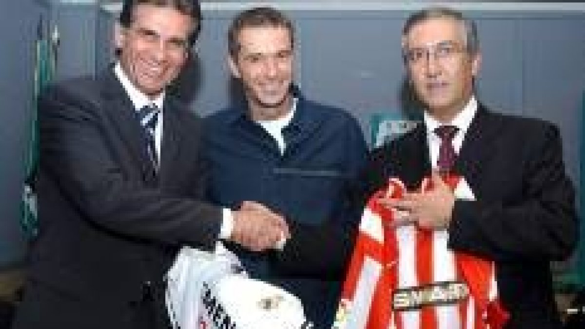 Carlos Queiroz (izquierda) y Gregorio Manzano intercambian las camisetas de sus respectivos clubes