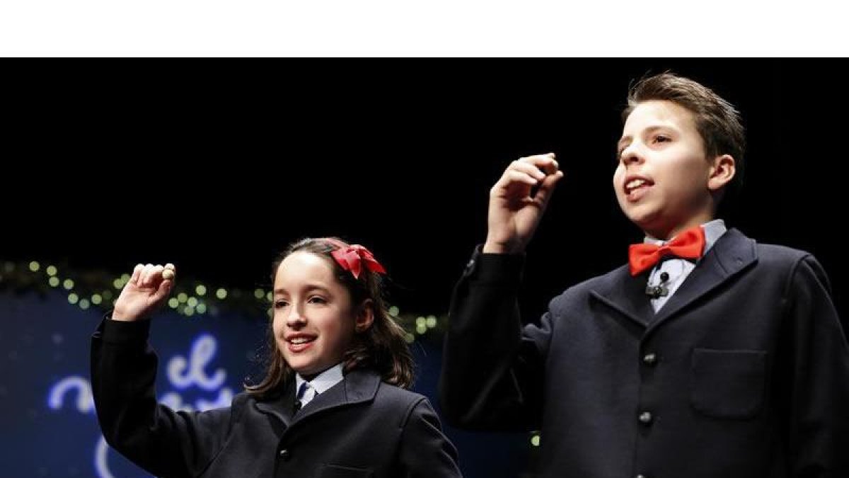 Los niños cantores de San Ildefonso muestran las bolas con el segundo premio del sorteo extraordinario de la lotería de Navidad que se celebra hoy y que ha correspondido al número 12.775, dotado con 1.250.000 euros a la serie, por lo que el poseedor de ca