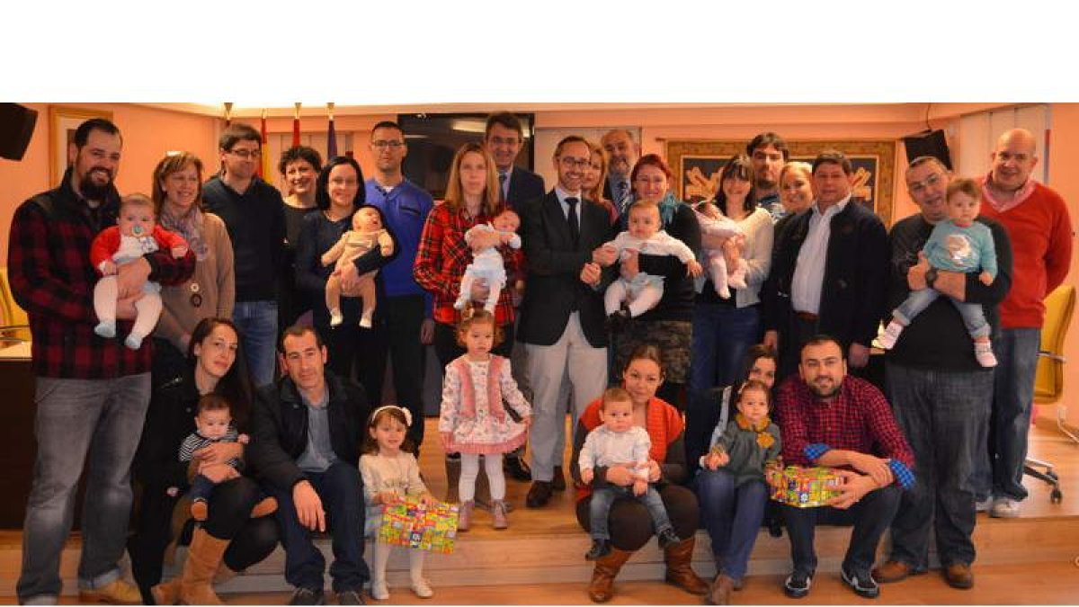 Foto de familia de la entrega de las ayudas a la natalidad a los niños nacidos este año en Valencia de Don Juan. MEDINA