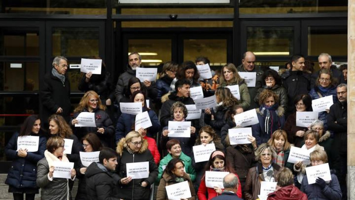 Imagen de la protesta de esta mañana a las puertas de los juzgados