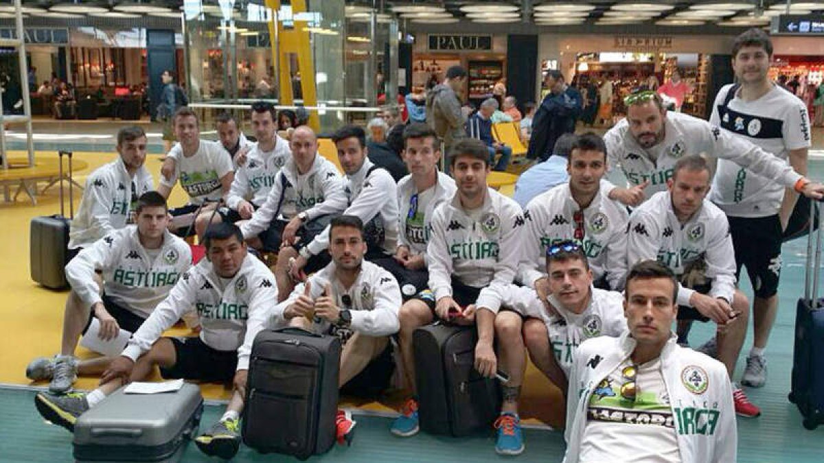 La expedición maragata ayer en el aeropuerto de Barajas antes de tomar el avión rumbo a La Palma.
