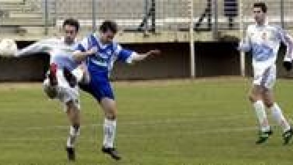 Fontanillo, a la izquierda, fue objeto de falta en el único gol soriano
