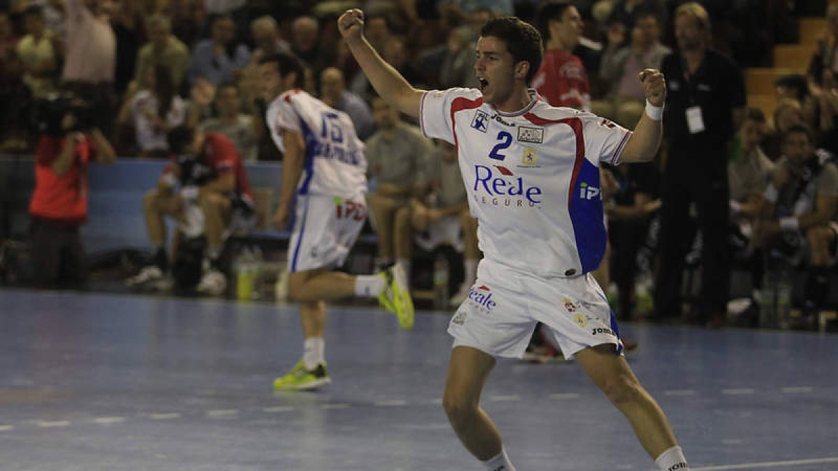 El extremo zurdo del Reale Ademar, Álvaro Cabanas, celebra uno de sus tantos en competición europea.
