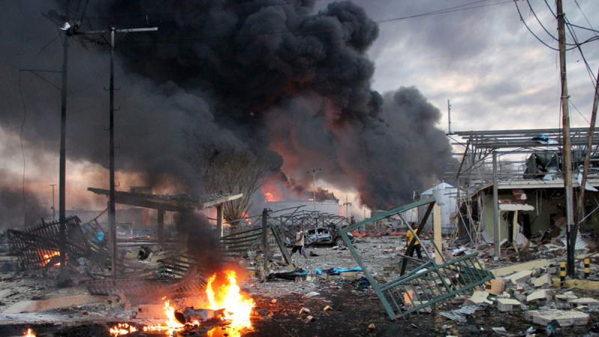 Aspecto de los daños ocasionados en la ciudad de Punto Fijo por la explosión de la refinería.